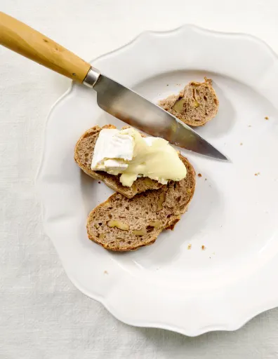 Camembert Isigny Sainte-Mère dans une assiette